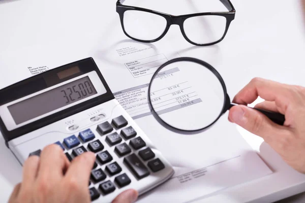 Vista Elevada Mano Del Empresario Que Examina Factura Con Lupa — Foto de Stock