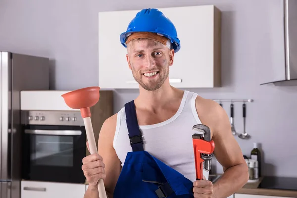 Portret Van Een Lachende Jonge Loodgieter Holding Moersleutel Zuiger Keuken — Stockfoto