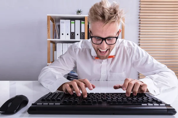 Lachende Jonge Zakenman Oranje Boog Typen Het Toetsenbord Office — Stockfoto