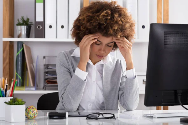 Retrato Una Mujer Negocios Afroamericana Que Sufre Dolor Cabeza Oficina — Foto de Stock