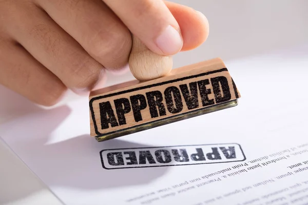 Close Person Hand Approving Contract Form — Stock Photo, Image