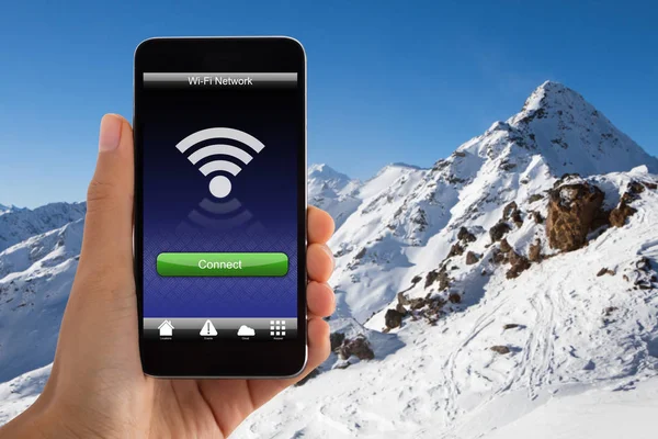 Close Van Hand Met Mobiele Telefoon Met Signaal Snowy Mountain — Stockfoto