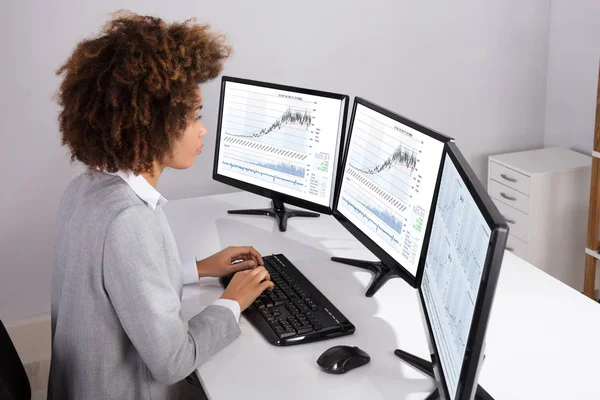 Close Van Zakenvrouw Analyseren Stock Market Status Meerdere Computers Bureau — Stockfoto
