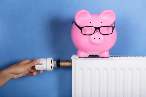 Person Hand Einstellung Der Temperatur Auf Thermostat Geld Auf Energierechnung — Stockfoto