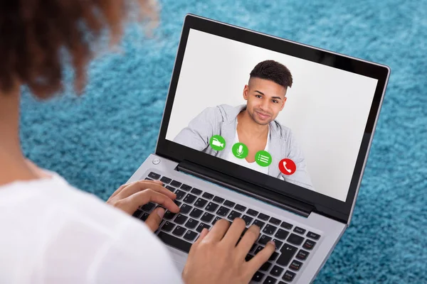 Primo Piano Una Donna Videoconferenza Con Amico Maschio Sul Computer — Foto Stock