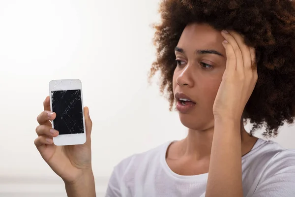 Крупним Планом Молода Жінка Тримає Зламаний Мобільний Телефон — стокове фото