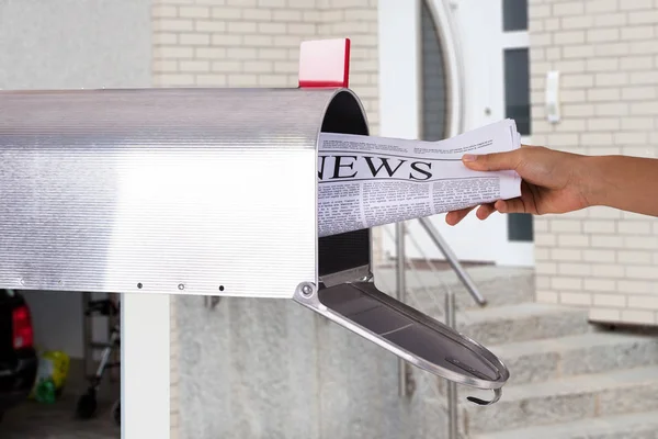 Primo Piano Della Mano Una Persona Che Rimuove Giornale Dalla — Foto Stock