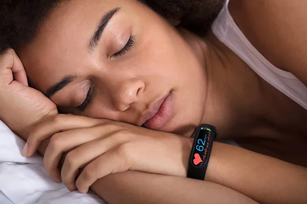 Close Smartwatch Mostrando Ritmo Cardíaco Mão Mulher Adormecida — Fotografia de Stock