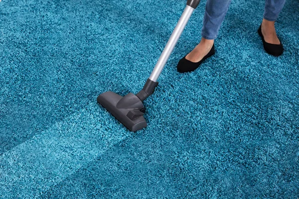 Close Janitor Using Vacuum Cleaner Cleaning Blue Carpet — Stok Foto