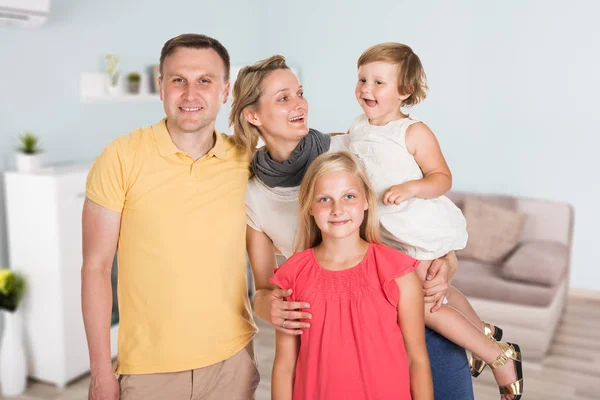 Retrato Pareja Feliz Con Sus Hijas Casa — Foto de Stock