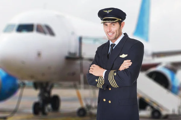 Retrato Piloto Masculino Sorridente Com Mãos Dobradas Frente Avião — Fotografia de Stock