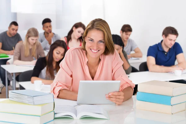 Portret Van Een Jonge Student Met Laptop Zit Klas — Stockfoto