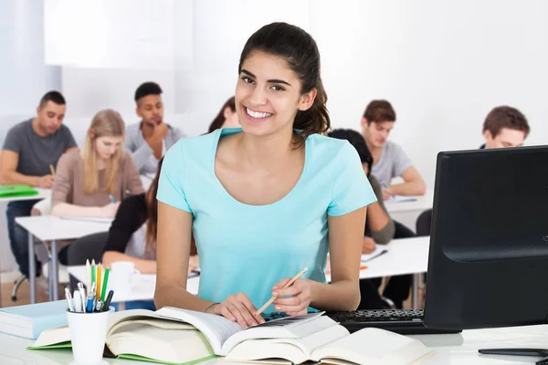 Portret Van Een Jonge Student Met Laptop Zit Klas — Stockfoto