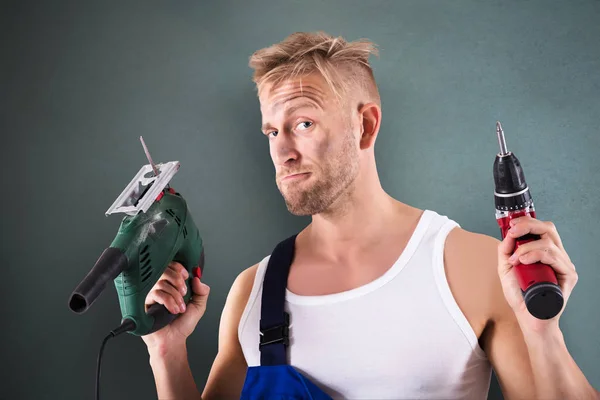 Retrato Técnico Masculino Segurando Broca Elétrica Chave Fenda Fundo Cinza — Fotografia de Stock