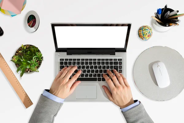 Vista Ángulo Alto Mano Hombre Negocios Escribiendo Teclado Del Ordenador — Foto de Stock