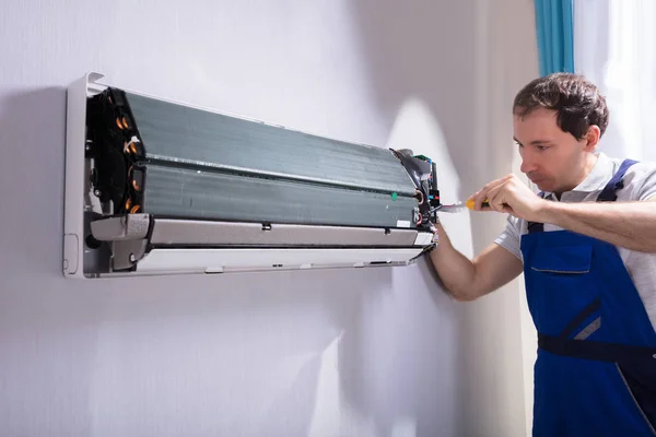 Técnico Masculino Reparando Condicionado Com Chave Fenda — Fotografia de Stock