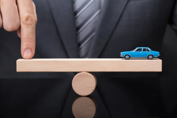 Primer Plano Del Dedo Una Persona Que Equilibra Coche Pequeño —  Fotos de Stock