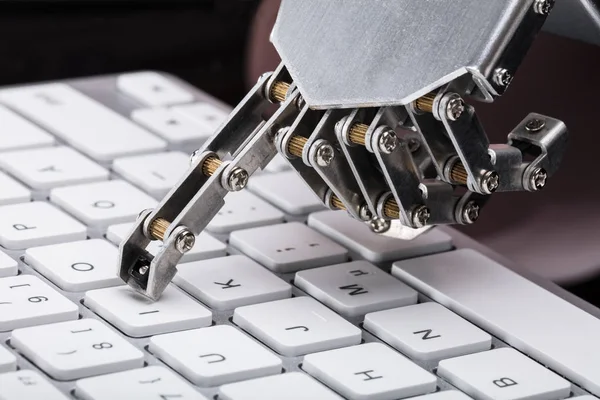 Nahaufnahme Einer Roboterhand Die Auf Der Tastatur Tippt — Stockfoto