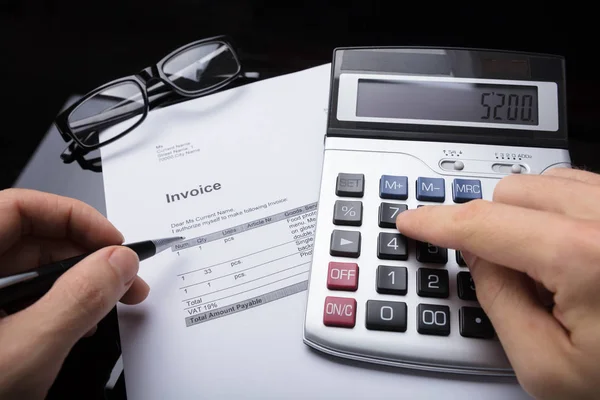 Close Dari Businessperson Hand Calculating Invoice Calculator — Stok Foto