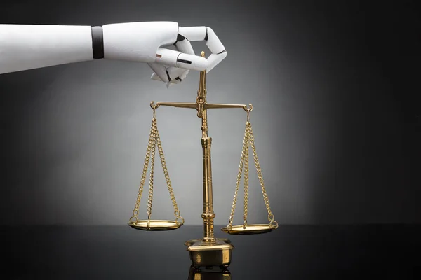 Close Van Een Robot Hand Hebt Justitie Schaal Grijze Achtergrond — Stockfoto