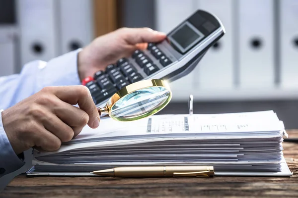 Primer Plano Mano Hombre Negocios Usando Calculadora Mientras Analiza Factura —  Fotos de Stock