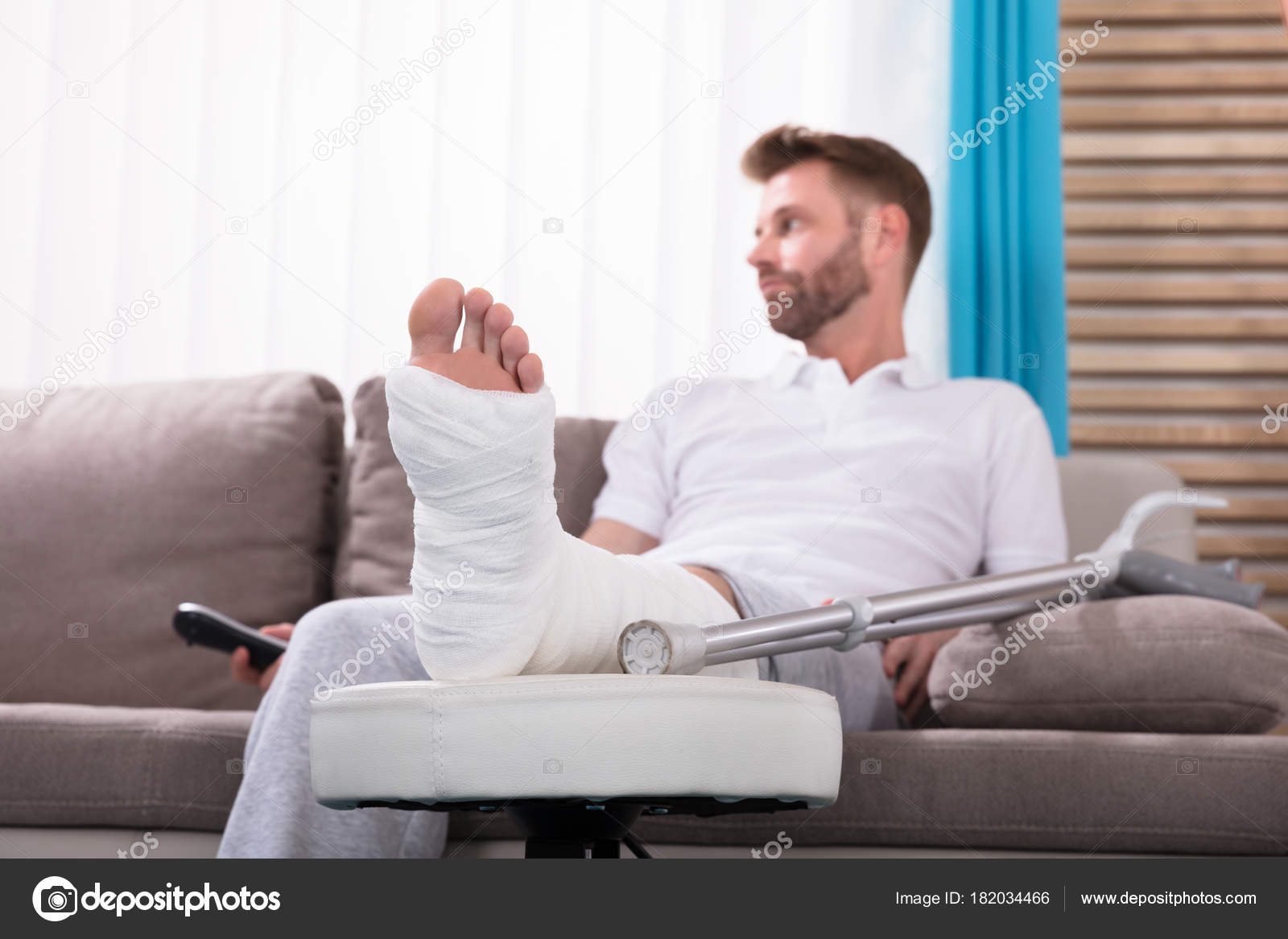 Парень со сломанной ногой. Человек на костылях. Парень со сломанной ногой. Парень со сломанной ногой. Парень со сломанной ногой.