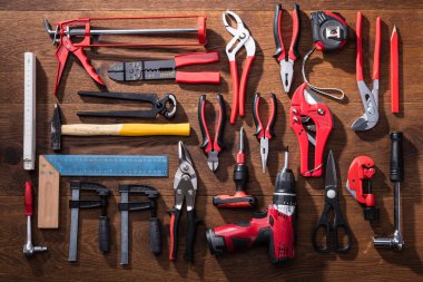 Çeşitli Worktools yükseltilmiş görünümünü ahşap masa