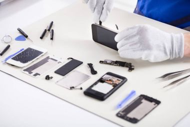 Bir insan eli tornavida ile akıllı telefon tamir Close-Up