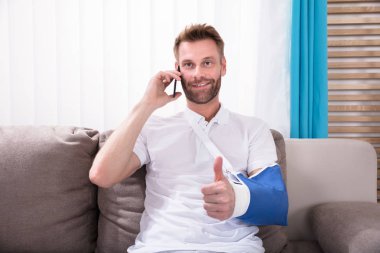 Adam kırık el başparmak yukarıya üstünde hareket eden telefon konuşurken el hareketi ile