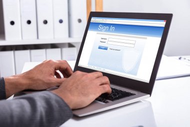 Bir işadamının'ın imzalama el laptop sitenize entegre Resepsiyon üzerinde yakın çekim