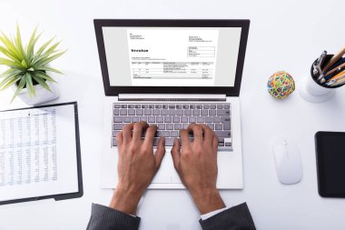 Bir işadamının'ın el laptop Office fatura kontrol yüksek açılı görünüş