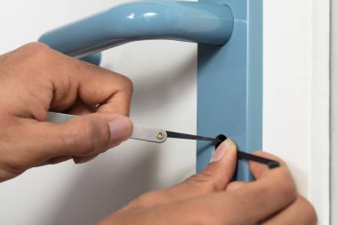 Bir kişinin el açılış kapı kilidi Lockpicker Close-Up