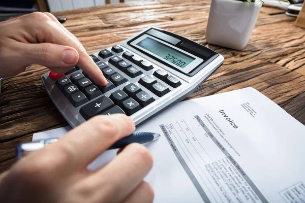 Fatura Cálculo Mão Uma Pessoa Com Calculadora Mesa Madeira — Fotografia de Stock