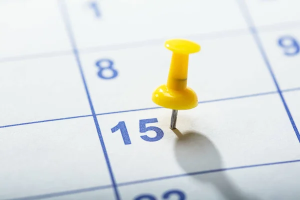 Närbild Gult Häftstift Fastnat Datum Kalendern — Stockfoto