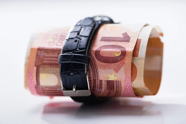 Enrollados Diez Billetes Euro Atados Con Cinturón Sobre Fondo Blanco —  Fotos de Stock