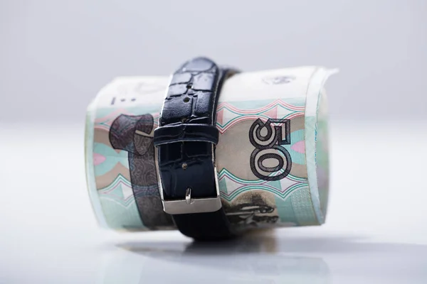 Aufgerollte Russische Rubel Mit Gürtel Vor Weißem Hintergrund Gebunden — Stockfoto
