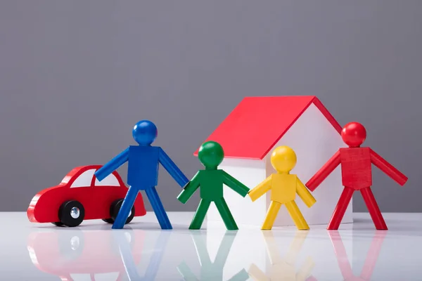 Multi Figuras Humanas Coloridas Modelo Casa Carro Contra Fundo Cinzento — Fotografia de Stock