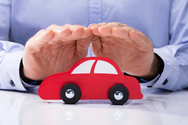 Крупный План Руки Человека Защищающего Красный Автомобиль — стоковое фото