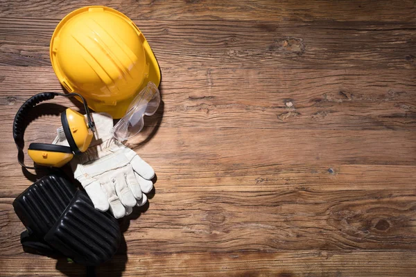 Primer Plano Sombrero Duro Amarillo Con Equipo Seguridad Sobre Fondo — Foto de Stock