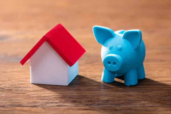 Close Modelo Casa Piggybank Azul Mesa Madeira — Fotografia de Stock