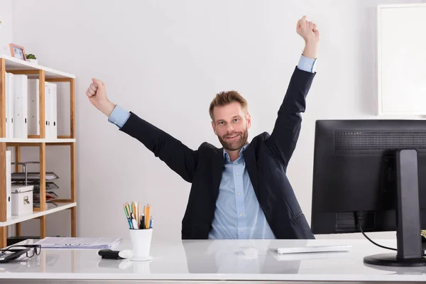 Щасливий Молодий Бізнесмен Піднімає Руки Сидячи Офісі — стокове фото