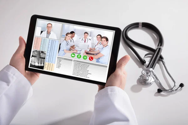デジタル タブレットに医療チームで医師の手のビデオ会議のクローズ アップ — ストック写真