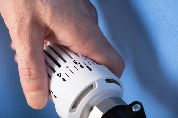 Nahaufnahme Der Hand Einer Person Die Temperatur Des Heizkörperthermostats Anpasst — Stockfoto