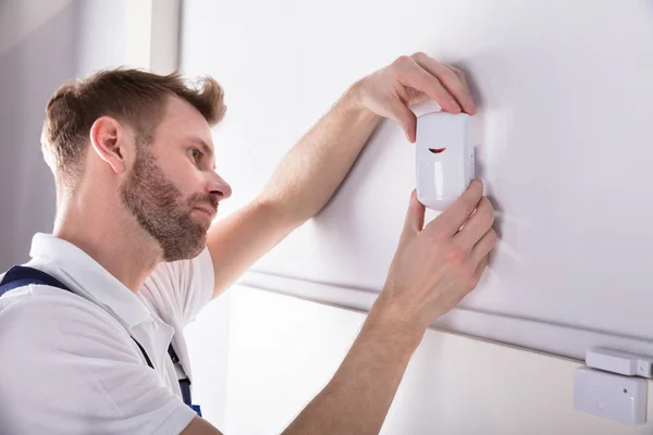 Primer Plano Del Joven Electricista Masculino Que Instala Sensor Puerta —  Fotos de Stock