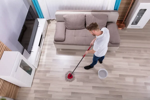 Giovane Uomo Pulizia Pavimento Con Scopa Casa — Foto Stock