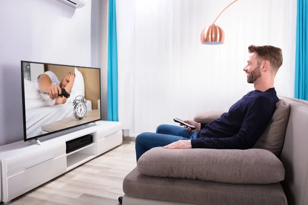 Feliz Joven Sentado Sofá Viendo Televisión Casa —  Fotos de Stock