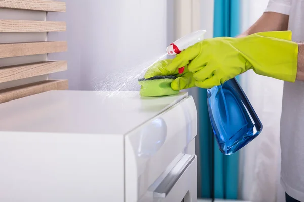 Close Van Iemands Hand Dragen Van Handschoenen Schoonmaken Meubilair Met — Stockfoto