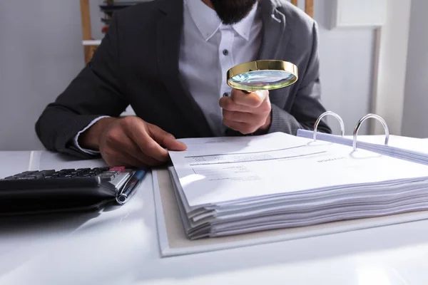 Mano Del Empresario Analiza Factura Con Lupa Lugar Trabajo — Foto de Stock