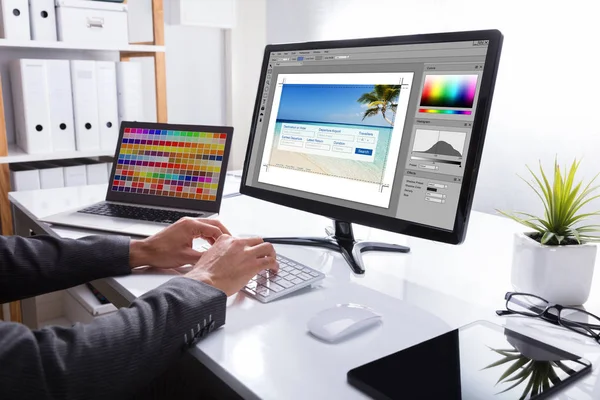 Närbild Designerns Hand Redigering Foto Dator Office — Stockfoto