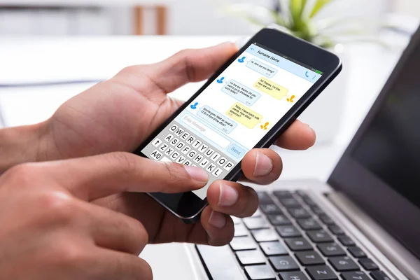 Close Mão Empresário Digitando Mensagem Texto Telefone Móvel — Fotografia de Stock